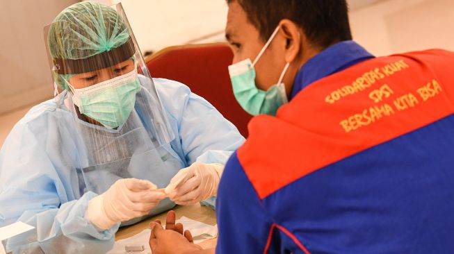 Seorang pekerja mengikuti rapid test atau pemeriksaan cepat virus Corona COVID-19 di Aula Serba Guna Kementerian Tenaga Kerja, Jakarta, Jumat (1/5).[ANTARA FOTO/M Risyal Hidayat]