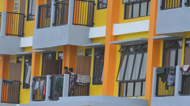 Sejumlah tenaga kesehatan berbincang di area balkon di Rumah Susun Mahasiswa (Rusunawa) Universitas Negeri Siliwangi (Unsil) di Tamansari, Kota Tasikmalaya, Jawa Barat, Jumat (1/5). [ANTARA FOTO/Adeng Bustomi]