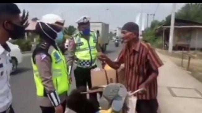 Ditegur Tak Pakai Masker, Jawaban Kakek Ini Bikin Petugas Tak Berkutik