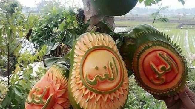 Bikin Takjub, Orang Ini Ukir Tulisan Arab di Atas Buah Pepaya. (Instagram/@kuliner_kane)