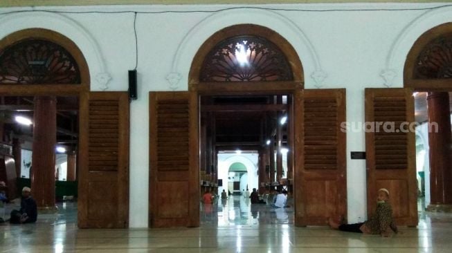 PSBB Surabaya Raya: Begini Suasana Masjid Ampel di Malam ke-9 Ramadan