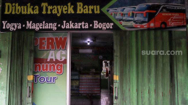 Agen tiket bus yang hendak menutup gerainya di Jalan Raya Bogor, Cimanggis, Depok, Jumat (1/5). [Suara.com/Alfian Winanto]
