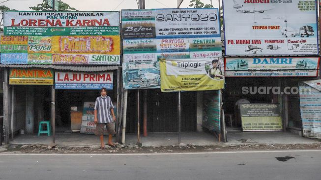 Kondisi beberapa gerai agen bus yang tetap buka semenjak diberlakukannya larangan mudik di Jalan Raya Bogor, Cimanggis, Depok, Jumat (1/5). [Suara.com/Alfian Winanto]