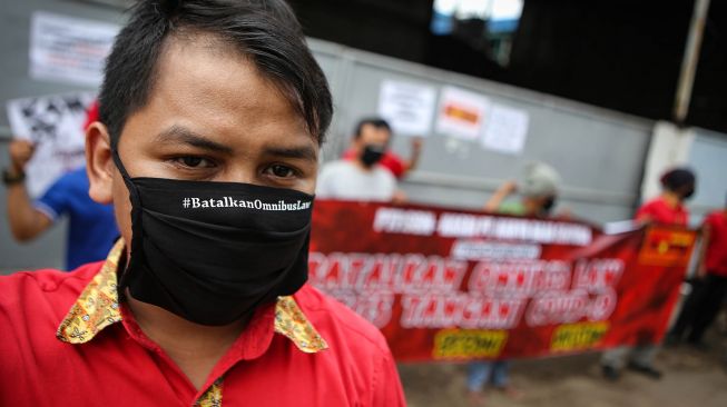 Buruh menggelar aksi unjuk rasa di depan pabriknya di Benda, Kota Tangerang, Banten, Jumat (1/5). [ANTARA FOTO/Fauzan]