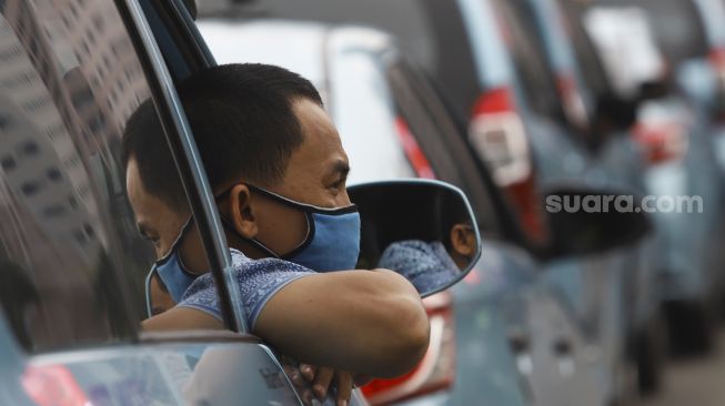 Sejumlah supir taksi menunggu penumpang di Jalan Jenderal Sudirman, Jakarta, Jumat (1/5). [Suara.com/Angga Budhiyanto]