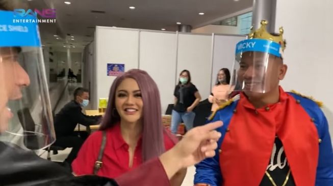 Jenita Janet membawakan makanan spesial untuk berbuka Vicky Prasetyo. [RANS Entertainment]