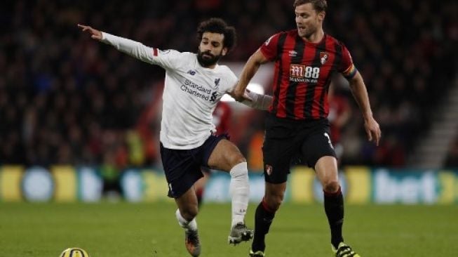 Kapten dan bek Bournemouth Simon Francis (kanan) berebut bola dengan pemain Liverpool Mohamed Salah (kiri) di Vitality Stadium. Adrian DENNIS / AFP