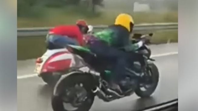 Viral Video Vespa Bikin Motor Kawasaki Tak Berkutik di Jalan Tol