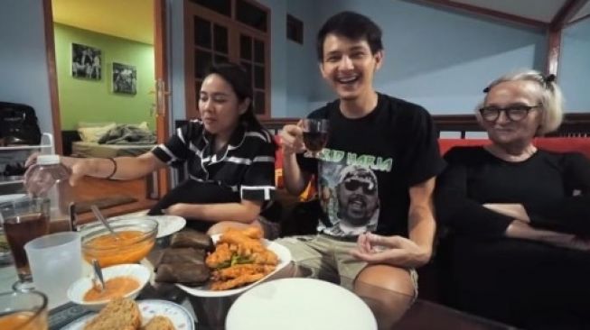 Momen Marcell Darwin berbuka puasa [Youtube]