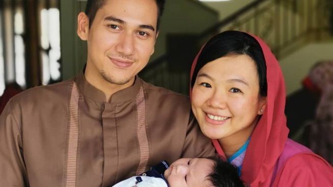 Rama Michael bersama istri dan anaknya. [Instagram]