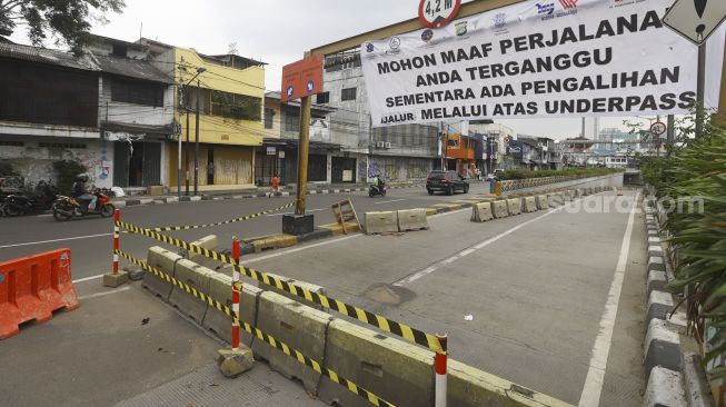 Sejumlah kendaraan melintas di samping underpass Senen yang ditutup di Jakarta, Jumat (1/5).  [Suara.com/Angga Budhiyanto]