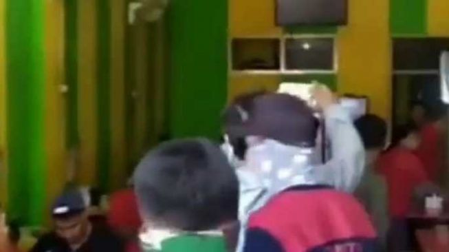 Pintu Dibuka Sedikit saat PSBB, Satpol PP Istigfar Lihat Isi Warung Ini