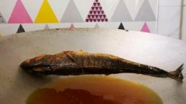 Tak Tersentuh Minyak, Wujud Ikan Goreng di Wajan Ini Bikin Netizen Ngakak