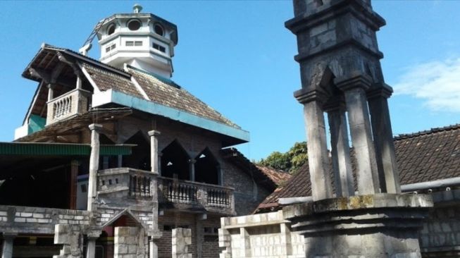 Kisah Dibalik Makam Sunan Bonang dan Misteri Masjid Tiban di Lasem