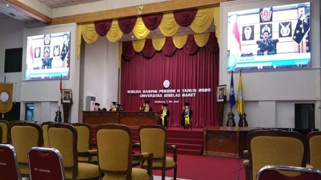 Uniknya Wisuda Online UNS Solo dari Kamar Kost di Tengah Wabah Corona