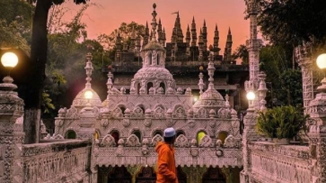 Megah Bak Negeri Dongeng, Menilik Indahnya Masjid Tiban di Malang