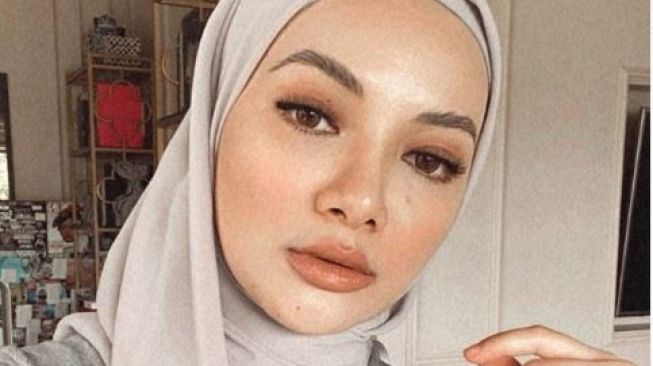 Gaya Hijab Neelofa, Model yang Disebut Kembaran Gigi Hadid (instagram.com/neelofa)