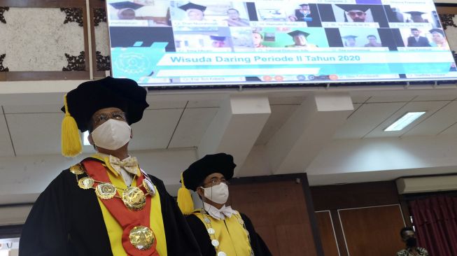 Rektor Universitas Sebelas Maret (UNS), Jamal Wiwoho (kiri) bersiap memimpin acara Wisuda Daring Periode II 2020 UNS di auditorium universitas setempat, Solo, Jawa Tengah, Sabtu (2/5). [ANTARAFOTO/Maulana Surya]