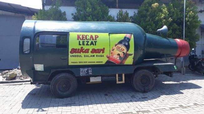 Potret Modifikasi Mobil Mirip Botol Kecap, Supirnya Duduk di Mana?