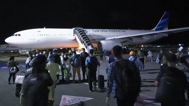 Sejumlah Warga Negara Indonesia (WNI) antre menaiki pesawat Garuda yang disewa khusus di Bandar Udara Internasional Velana, Maldives, Jumat (1/5). [ANTARA FOTO/Lutfi Andaru]