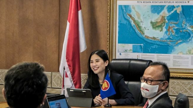 Wamenparekraf, Angela Tanoesoedibjo, yang mewakili Indonesia dalam pertemuan para menteri pariwisata negara-negara ASEAN dalam “Special Meeting of the ASEAN Tourism Ministers (M-ATM) on Coronavirus Disease 2019 (Covid-19)”, Jakarta, Rabu (29/4/2020). (Dok : Kemenparekraf)