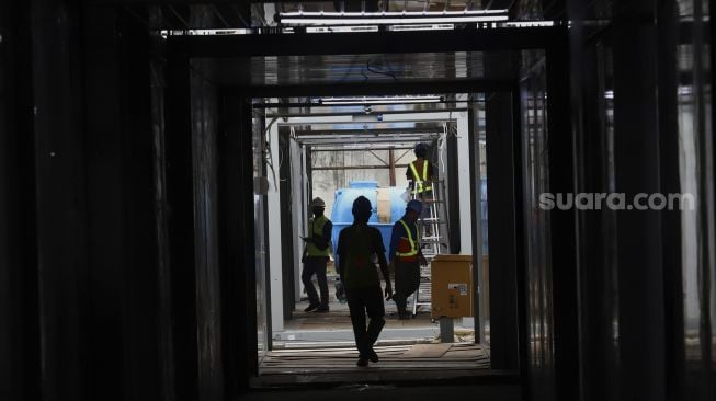 Pekerja menyelesaikan proyek rumah sakit rujukan virus Corona di kompleks Universitas Pertamina, Simprug, Jakarta, Sabtu (2/5). [Suara.com/Angga Budhiyanto]