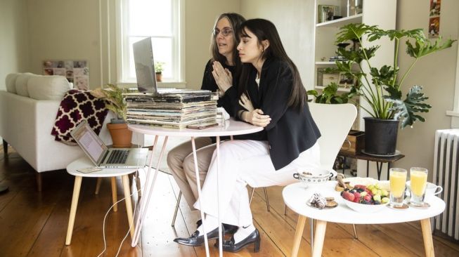 Beth Pardo dan anaknya Zoe Ko menyaksikan pemakaman Winifred Pardo via video conference. (AP Photo/Matt Rourke)