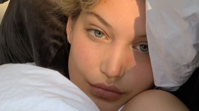 Kenalan dengan Iza Ijzerman, Kembaran Gigi Hadid Asal Belanda