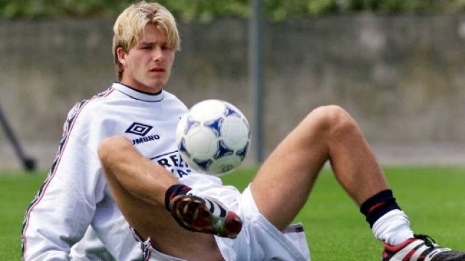 David Beckham saat berlatih bersama Timnas Inggris pada 1998. (GERRY PENNY/AFP).