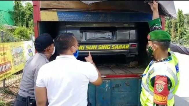 Aksi nekat pemudik menyembunyikan mobil dalam truk untuk mengelabui petugas gabungan Polri, Dishub, dan TNI yang berjaga di check point Gerem, Kota Cilegon, Banten, terbongkar. [dok.polisi]