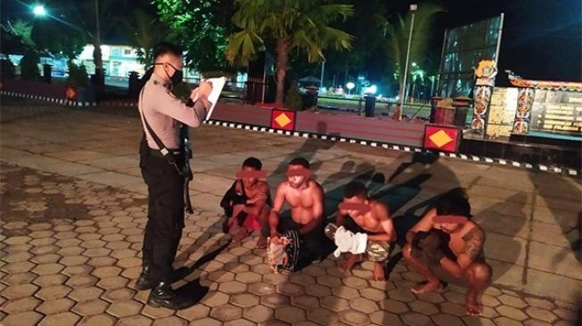 Asik Tenggak Miras di Jalan Suci, 4 Pemuda Ini Diangkut Polisi