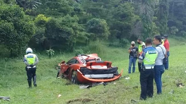 Mobil Mclaren kecelakaan tunggal di Tol Jagorawi, Minggu (3/5/2020). (Foto: Istimewa)