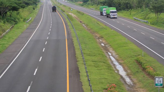 Kendaraan melintas di jalan tol Cipali KM 139 Cikedung, Indramayu, Jawa Barat, Minggu (3/). [ANTARA FOTO/Dedhez Anggara]