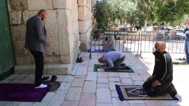 Muslim di Jerusalem Salat di Area Parkir