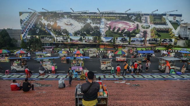 Pedagang aneka jenis makanan dan minuman untuk berbuka puasa di kawasan Alun-alun Ciamis, Jawa Barat, Minggu (3/5).  [ANTARA FOTO/Adeng Bustomi]