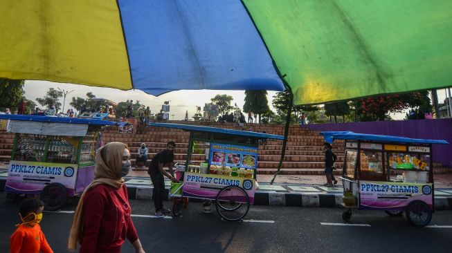 Warga mencari makanan dan minuman untuk berbuka puasa di kawasan Alun-alun Ciamis, Jawa Barat, Minggu (3/5).  [ANTARA FOTO/Adeng Bustomi]