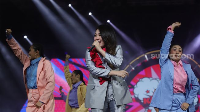 Pedangdut Via Vallen saat konser di Istora Senayan, Foto diambil pada Jumat (20/9/2019). Jakarta.  (Suara.com/Angga Budhiyanto)   