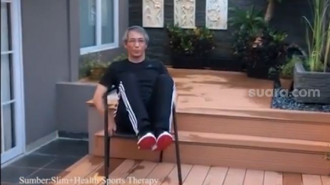 Dokter Michael Triangto melakukan gerakan crunch posisi kaki kebawah. (Slim+Health Sprts Therapy)