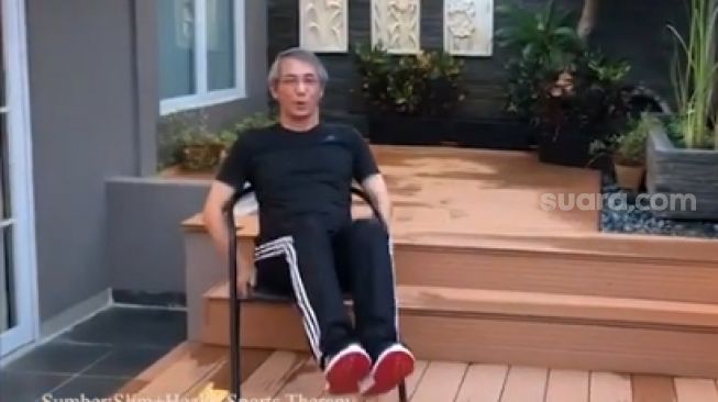 Dokter Michael Triangto melakukan gerakan crunch posisi kaki mengangkat. (Slim+Health Sprts Therapy)