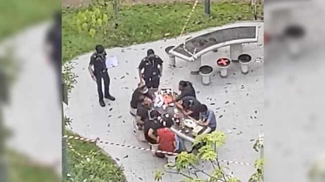 Langgar Aturan Lockdown, 7 Pemuda Nekat Mabuk di Taman. (Asia One/circlegreen_facebook)