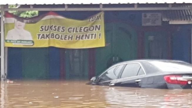 2 Mobil Hanyut karena Banjir Bandang di Cilegon Banten Hari Ini