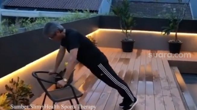 Dokter Michael Triangto melakukan push up memanfaatkan kursi. (Slim+Health, Sports Therapy)