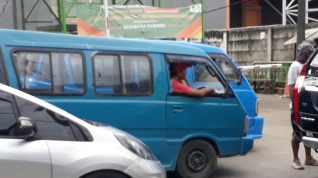 Ada PSBB, Angkot di Bogor Malah Santai Angkut Buruh Pulang Demo