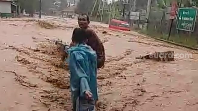 Banjir Kota Cilegon Ribuan Rumah Terendam, Warga Dievakuasi Pakai Perahu