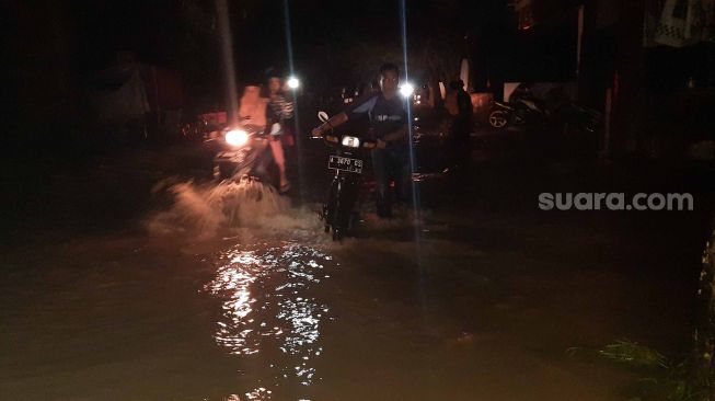 Cilegon Masih Banjir Besar Malam Ini, Kendaraan Banyak yang Mogok