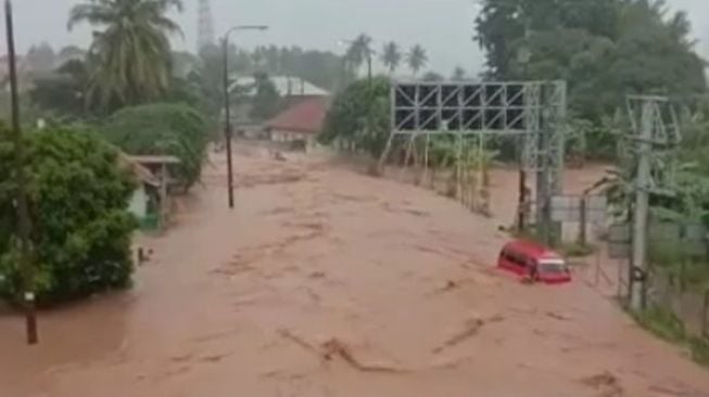  Pintu  Tol  Cilegon Barat Ditutup  karena Diterjang Banjir Parah