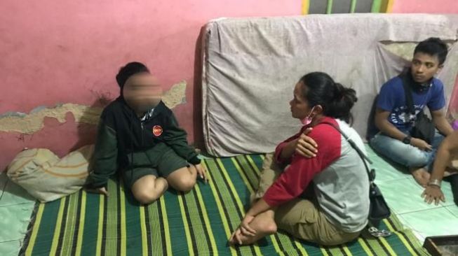 Panik Habis Melahirkan, Ibu Muda Buang Bayinya di Kandang Kucing