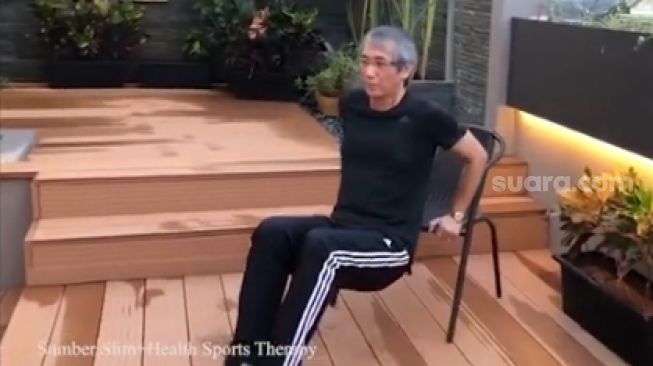 Dokter Michael Triangto melakukan gerakan dips untuk melatih otot lengan. (Slim+Health Sports Therapy)