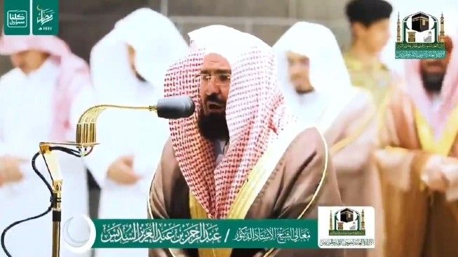 Imam besar Masjidil Haram, Syekh Abdurrahman As-Sudais, menjadi imam salat Tarawih di malam ke-10 Ramadan 1441 H. [Tangkapan Layar Facebook@Haramain Sharifain]