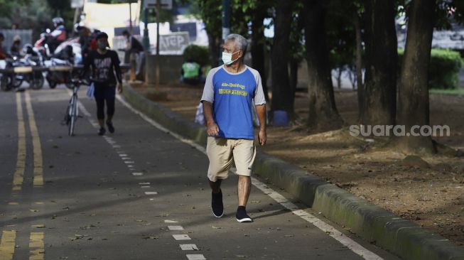 Warga berolahraga di kawasan Banjir Kanal Timur (BKT), Jakarta, Senin (4/5). [Suara.com/Angga Budhiyanto]